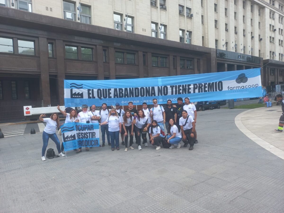 "He who abandons gets no prize" reads the banner with which part of the members of the Farmacoop cooperative were demonstrating in the Plaza de Mayo in downtown Buenos Aires, during the long labor dispute with the former owners who drove the pharmaceutical company into bankruptcy. The workers managed to recover it in 2019. CREDIT: Courtesy of Bruno Di Mauro/Farmacoop.