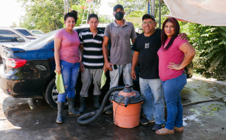 David Aguilar and Patricia López (right) set up their own business, El Tuco King Carwash, after they decided to return to El Salvador. Their business is located in the eastern part of the country, a region where more than 50 percent of returnees live. CREDIT: Edgardo Ayala/IPS
