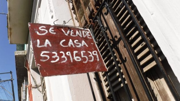 A "for sale" sign seen outside a house in Centro Habana. As you walk along the streets of the Cuban capital, you see a variety of "for sale" signs on a number of houses. The same is true in cities and towns in Cuba's 168 municipalities. CREDIT: Jorge Luis Baños / IPS