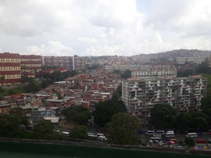 A view of the working-class neighborhood of 23 de Enero on the west side of Caracas. In low-income barrios, closed, empty houses are almost non-existent, as those who decide to emigrate look for relatives to move in, to avoid the risk of the homes being invaded or robbed. CREDIT: Humberto Márquez / IPS
