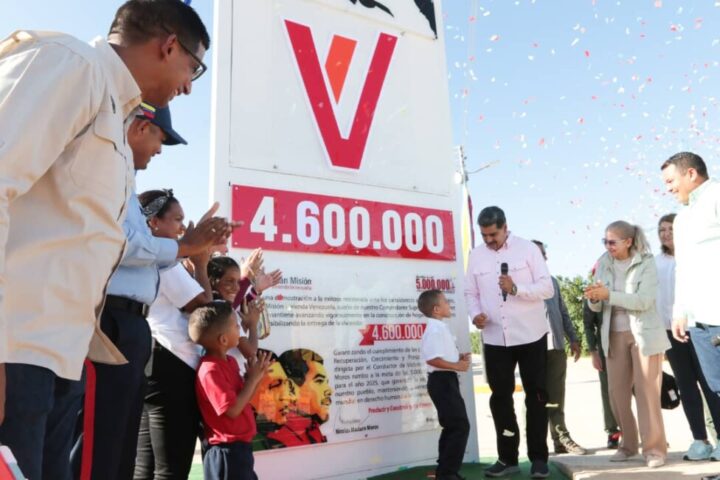 President Nicolás Maduro delivers a batch of houses in the northwestern state of Falcón, which form part of the 4.6 million homes that the government claims to have built and provided to Venezuelan families since 2013. The figure is questioned by organizations dedicated to monitoring economic and social rights. CREDIT: Minhvi