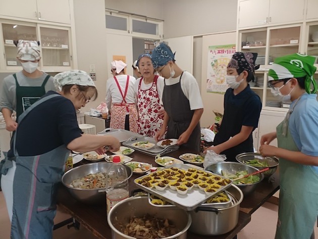 Volunteer students at the Atashi Kitchen in Karuizawa. The kitchen operates a children's cafeteria offering free or low-cost meals to those in need. 