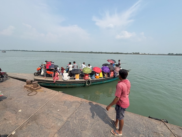 A boat ferries passengers in Sundarbans. Credit: Diwash Gahatraj/IPS 