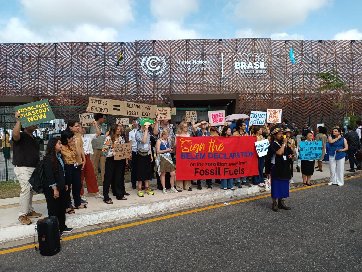 Activists protest on Wednesday the 19th against fossil fuel exploitation at the entrance to the venue of the Belém climate summit, in the Amazonian northeast of Brazil. Credit: Emilio Godoy / IPS