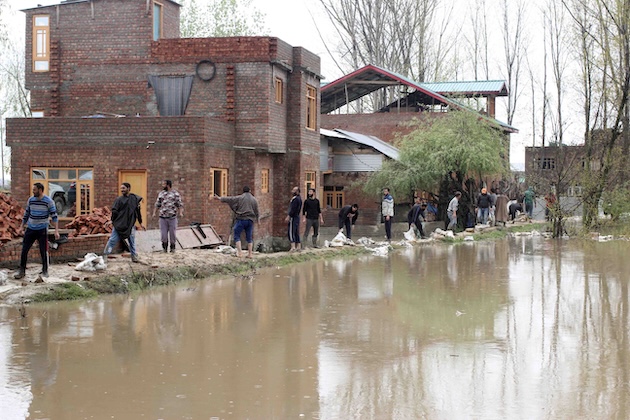 Local residents in Kashmir's capital, Srinagar, stack sandbags to safeguard their homes from floods in 2025. Credit: Umar Manzoor Shah/IPS