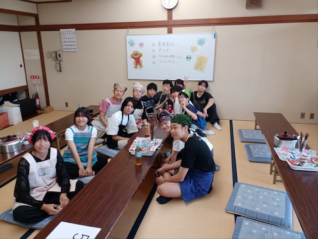 Provide children with free meals made with food that is close to its expiration date. Workshop with Karuizawa Food Bank. Credit: Ippei Takemura