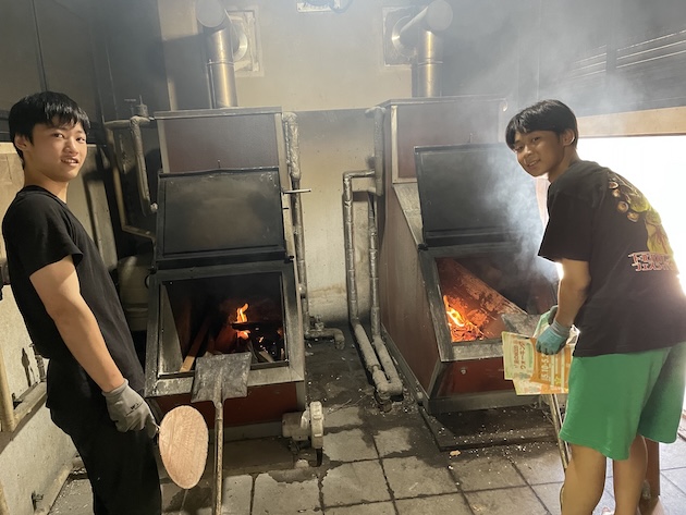 Campers can collaborate on starting fires and cleaning (photo②). Credit: Ippei Takemura