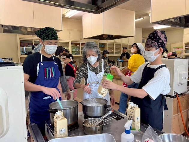 Cooking food to distribute free to children. The meals are made with food that is close to its expiry date. Workshop with Karuizawa Food Bank. Credit: Ippei Takemura