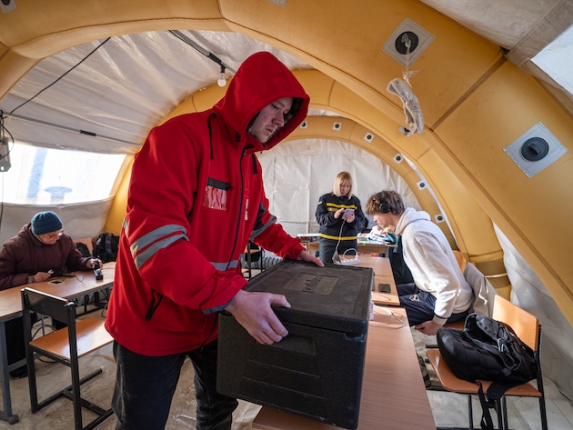 In Kyiv, response efforts continue amid attacks on energy infrastructure and severe cold. The Ukrainian Red Cross is supporting warming centres around the clock, providing people with a safe place to warm up, receive assistance, and feel cared for during difficult conditions. Credit: Red Cross
