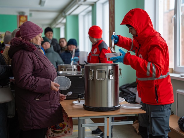 Ukrainian Red Cross teams have delivered over 3,300 hot meals to Kyiv residents at support points around the city. Credit: Red Cross